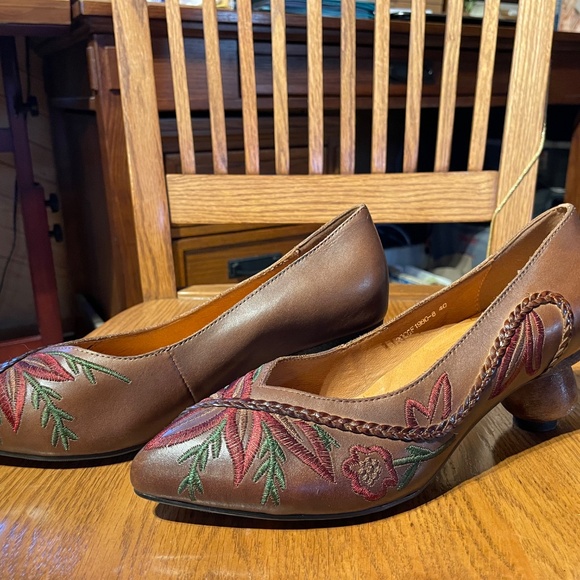 Embroidered Brown Turned Heels - Size 40 - Picture 3 of 8